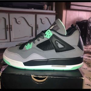 Air Jordan 4 Retro Glows